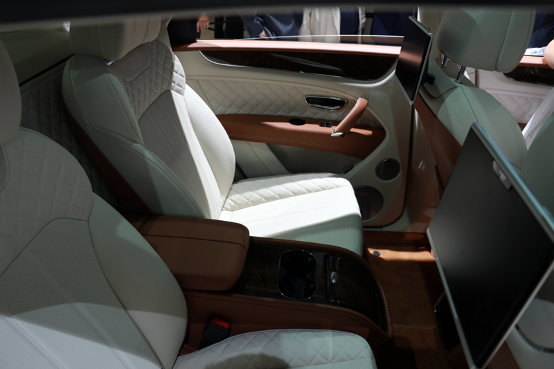 Illustration for article titled The Bentley Bentayga Has A Trunk Full Of Champagne And Diamonds In Its Clock